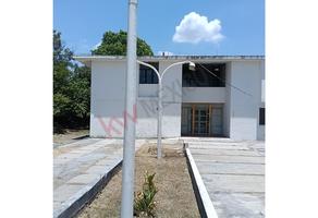 Foto de inmueble en   #1100, Col. Cadereyta Jimenez Centro C.P. 67480, Cadereyta Jiménez