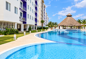 Foto de inmueble en Av. Tepich Supermanzana 40, Cancún, Q.R., Col. Supermanzana 40 C.P. 77507, Benito Juárez