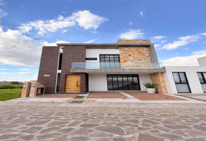 Foto de inmueble en carr a juventino rosas, Col. Olimpo (Casas Blancas) C.P. 36237, Guanajuato