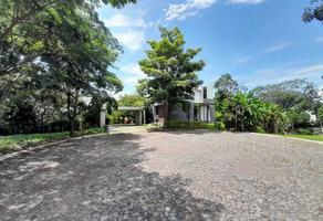 Foto de inmueble en Av. Jacarandas, Col. El Chanal C.P. 28610, Colima