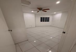 Foto de inmueble en Av Huayacán, Cancún, Q.R., Col. Supermanzana 57 C.P. 77533, Benito Juárez