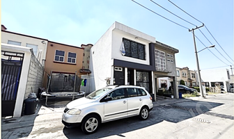 Foto de inmueble en CIRCUITO HACIENDA LA LAGUNA Int. CASA A LT 7 MZ 31, Col. Bosques de Cantabria C.P. 50210, Toluca