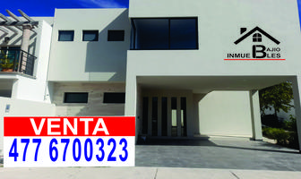 Foto de inmueble en Casa con 3 Recámaras con Baño y la Principal con Vestidor,  Sala T.v., Cuarto de Servicio, Roof Gard, Col. Residencial Punta del Este C.P. 37296, León