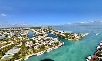 Foto de inmueble en Av. Puerto Cancún, Col. Novo Cancún C.P. 77500, Benito Juárez