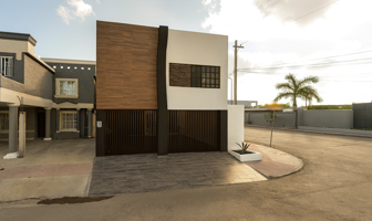 Foto de inmueble en Av. Casablanca 504, Quinta Real, 87345 Heroica Matamoros, Tamps. #504, Col. Valle de los Reyes C.P. 87345, Matamoros