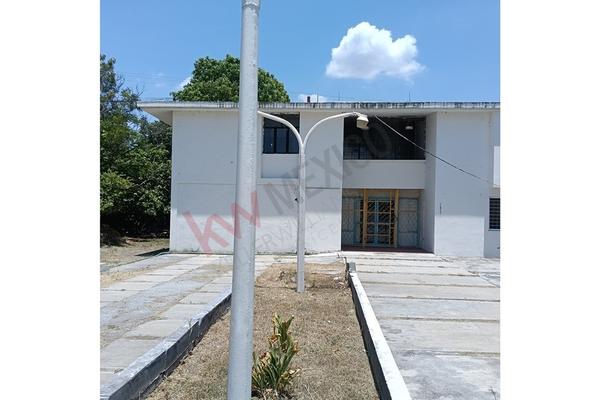 Foto de inmueble en   #1100, Col. Cadereyta Jimenez Centro C.P. 67480, Cadereyta Jiménez