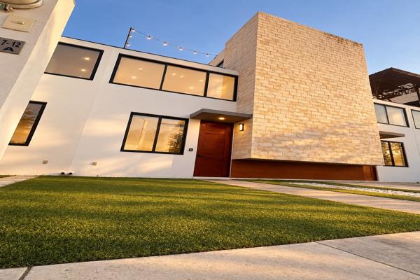 Foto de inmueble en Av Chemuyil, 77725 Playa del Carmen, Q.R.Int. 12A, Col. Residencial Playa Paraíso C.P. 77740, Solidaridad