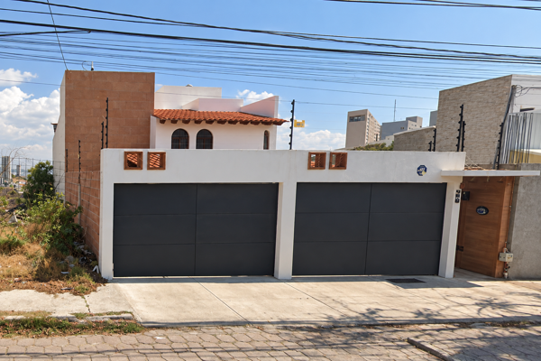 Foto de inmueble en Av. Marqués de la Villa del Villar del Aguila , Lomas del Marques, 76146 Santiago de Querétaro, Q #s/n, Col. Miradores del Marques C.P. 76146, Querétaro