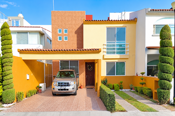 Foto de inmueble en Boulevard Dolores del Rio, Col. Jardines de La Hacienda C.P. 76180, Querétaro