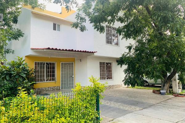 Foto de inmueble en Prolongación Hidalgo Norte, Calle Hacienda Grande Num 4 , Fracc Las Nueces, C.P 76803 , San Isidro, Col. Vegas del Río C.P. 76803, San Juan del Río