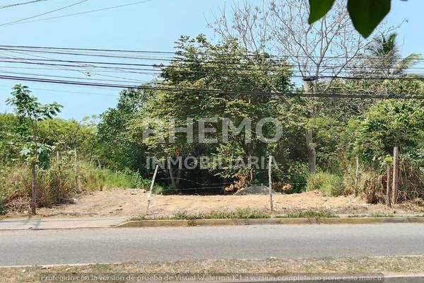 Foto de inmueble en Ave. Lopez Mateos, Col. 17 de Octubre, Tuxpan, Ver., Col. 17 de Octubre C.P. 92880, Tuxpan