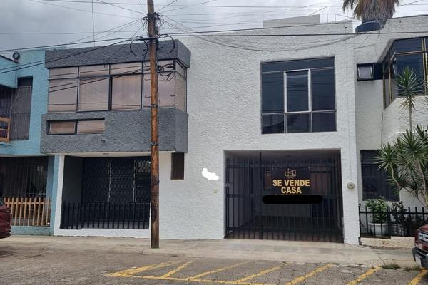 Foto de inmueble en A una cuadra del Blvd. García de León, Col. Nueva Chapultepec C.P. 58280, Morelia