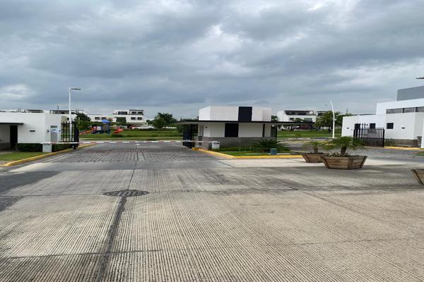 Foto de inmueble en av adamar, Col. Acueducto San Agustín C.P. 45646, Tlajomulco de Zúñiga