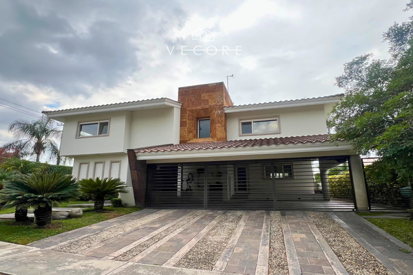 Foto de inmueble en Av. Azaleas, Col. Mezquitan Country C.P. 44260, Guadalajara