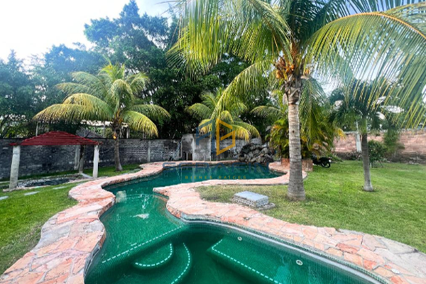 Foto de inmueble en Av. Benito Juarez, Col. Chiconcuac C.P. 62795, Xochitepec