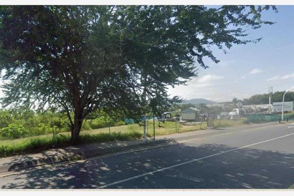 Foto de inmueble en AV.CAMINO REAL A COLIMA #300, Col. Hacienda del Oro C.P. 45645, Tlajomulco de Zúñiga