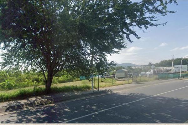 Foto de inmueble en AV.CAMINO REAL A COLIMA #300, Col. Hacienda del Oro C.P. 45645, Tlajomulco de Zúñiga