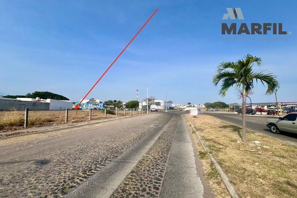 Foto de inmueble en Av de la Paz, Col. Las Pérgolas C.P. 28018, Colima