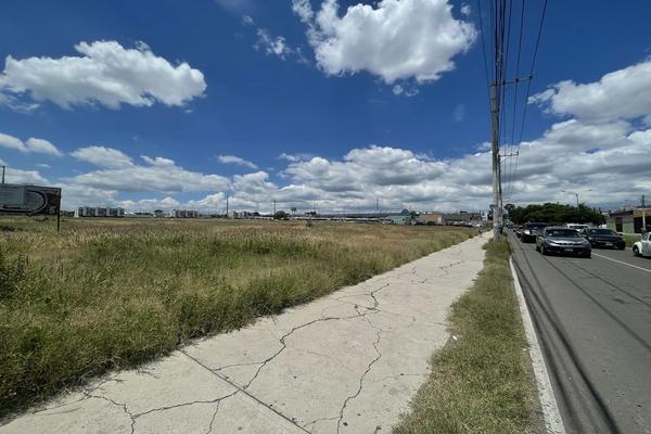 Foto de inmueble en Av. de las Fuentes, Col. Satélite C.P. 76110, Querétaro