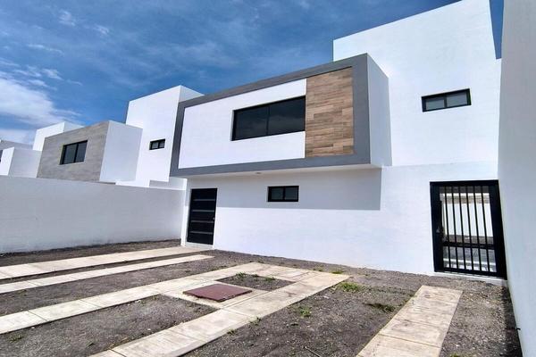 Foto de inmueble en av. del Quetzal, Col. Santa Fe C.P. 76147, Querétaro
