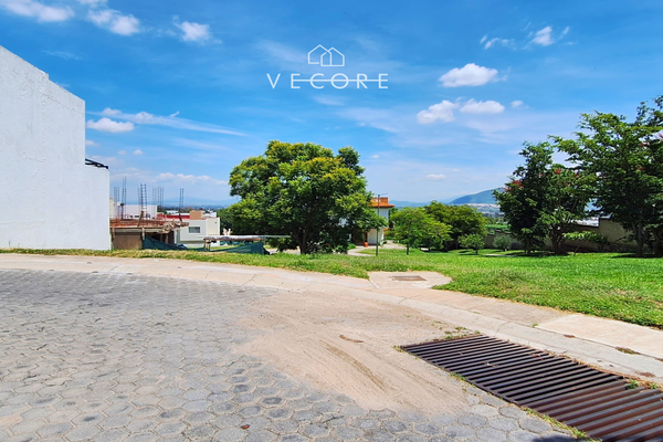 Foto de inmueble en Av. Loma Ancha, Col. Bosque Real C.P. 45645, Tlajomulco de Zúñiga
