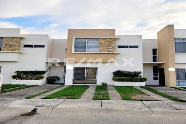 Foto de inmueble en AV. LOS ROBLES, Col. Las Jarretaderas C.P. 63735, Bahía de Banderas