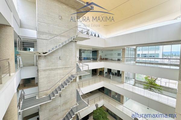 Foto de inmueble en Av. Nicolas Copernico, Col. Arboledas 1a Secc C.P. 45070, Zapopan