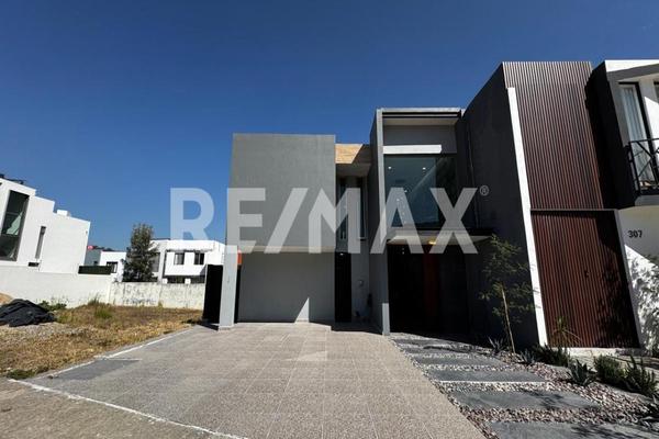 Foto de inmueble en Avenida Paseo de los Robles Norte, Col. Los Robles C.P. 45134, Zapopan