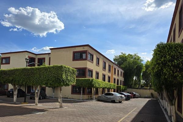 Foto de inmueble en AV. UNIVERSIDAD PTE, Col. Las Rosas C.P. 76164, Querétaro