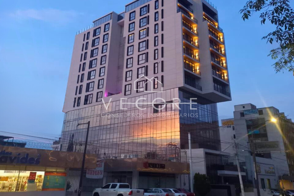 Foto de inmueble en Av. Vallarta, Col. Arcos Vallarta C.P. 44130, Guadalajara