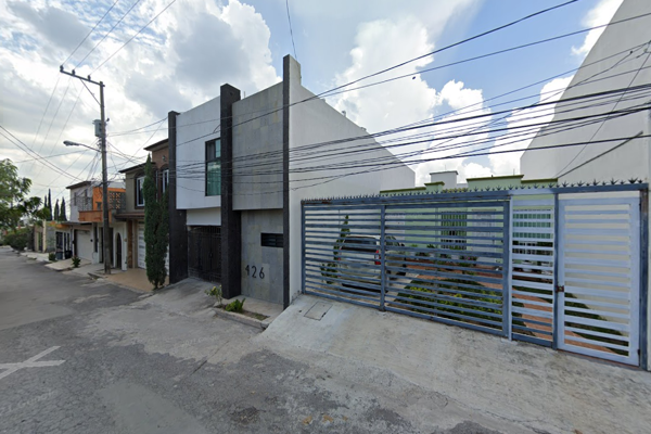 Foto de inmueble en Calle Lomas de Calamaco, Col. Framboyanes C.P. 87018, Victoria