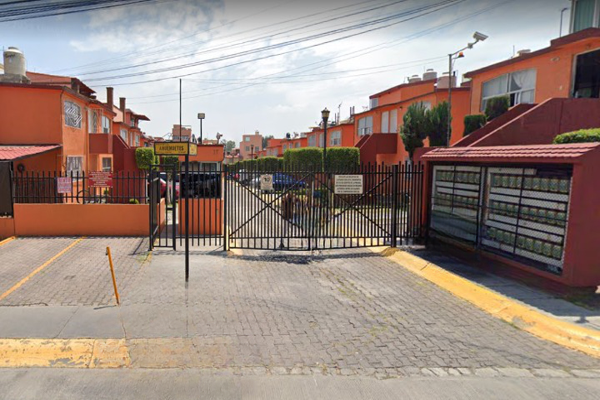 Foto de inmueble en Paseo de los Ahuehuetes #17, Col. Valle de las Pirámides C.P. 54130, Tlalnepantla de Baz