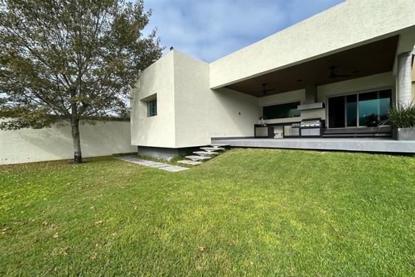 Foto de inmueble en calle, Col. El Uro C.P. 64986, Monterrey