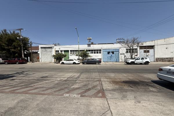 Foto de inmueble en calle, Col. Zona Industrial C.P. 44940, Guadalajara