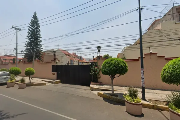 Foto de inmueble en Calz. de las Bombas #128, Col. Ex-Hacienda Coapa C.P. 04980, Coyoacán