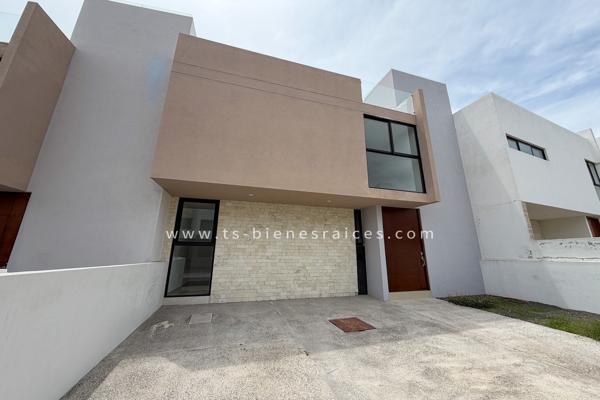 Foto de inmueble en Centro, Santiago de Querétaro, Qro., Col. Residencial el Refugio C.P. 76146, Querétaro