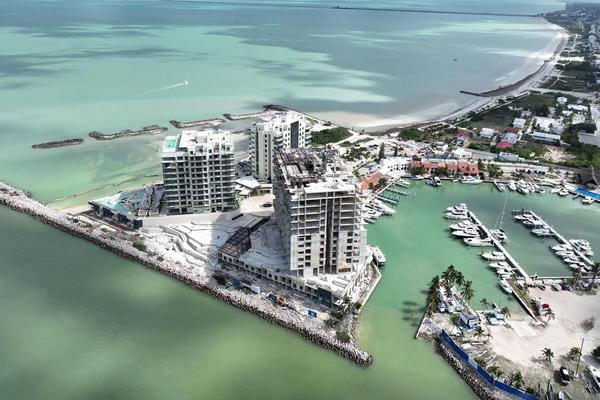 Foto de inmueble en DEPARTAMENTO EN VENTA MERIDAYUCALPETEN RESORT MARINA PENTHOUSE VISTA AL MARENTREGA INMEDIATA., Col. Yucalpeten C.P. 97336, Progreso