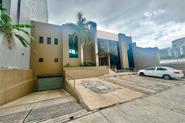 Foto de inmueble en Av. Cvln. Jorge Álvarez del Castillo 1475, Country Club, 44610 Guadalajara, Jal. #1475, Col. Lomas Del Country C.P. 44610, Guadalajara