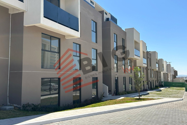 Foto de inmueble en Anillo Vial Fray Junípero Serra 4600, Privada de Los Portones, 76230 Santiago de Querétaro, Qro. #4600, Col. Altavista Juriquilla C.P. 76230, Querétaro