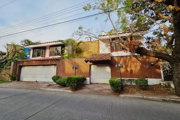 Foto de inmueble en La finca, Col. Los Pinos Jiutepec C.P. 62563, Jiutepec