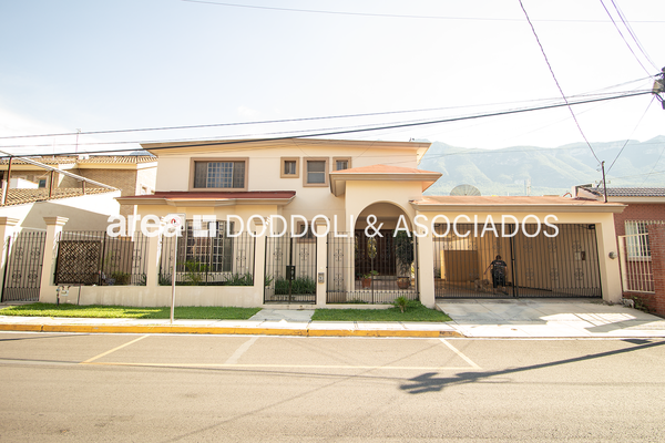 Foto de inmueble en Laredo, Col. Del Valle C.P. 66220, San Pedro Garza García