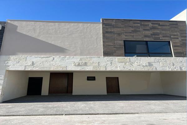 Foto de inmueble en Las Esmeraldas, Col. Los Cristales C.P. 64985, Monterrey