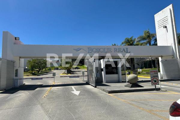 Foto de inmueble en Loma de Los Cedros, Col. Bosque Real C.P. 45645, Tlajomulco de Zúñiga