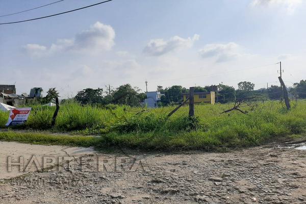 Foto de inmueble en LUCIA MENDEZ ESQ. AMANDA MIGUEL Y LUCIA MENDEZ, Col. Loma Linda C.P. 92840, Tuxpan