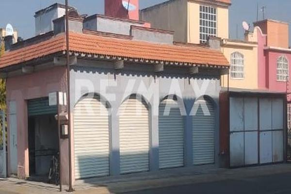 Foto de inmueble en Manuel Capetillo (con frente a la calle Hacienda de los Morales), Col. Los Sauces V C.P. 50210, Toluca