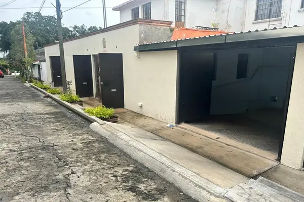 Foto de inmueble en MANUEL MAZARI #108, Col. Miraval C.P. 62270, Cuernavaca
