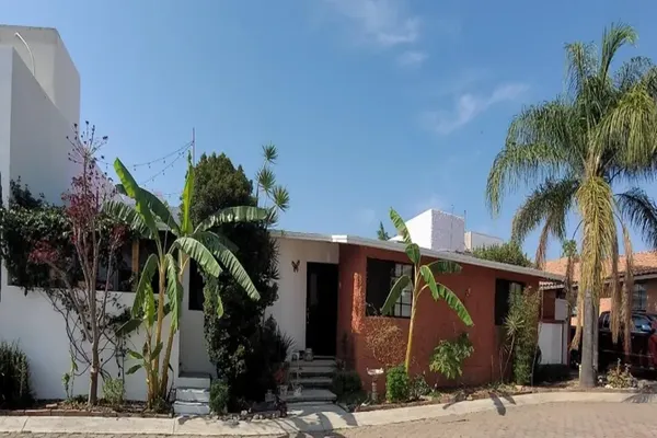 Foto de inmueble en paeo de la autora #232, Col. Villas de Irapuato C.P. 36670, Irapuato