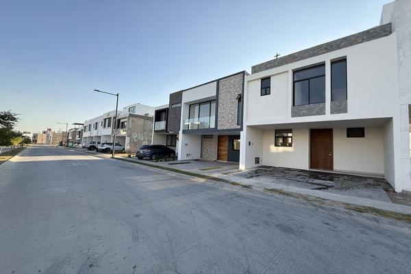Foto de inmueble en Paseo de los Alamos, Col. Valle de San Isidro C.P. 45133, Zapopan