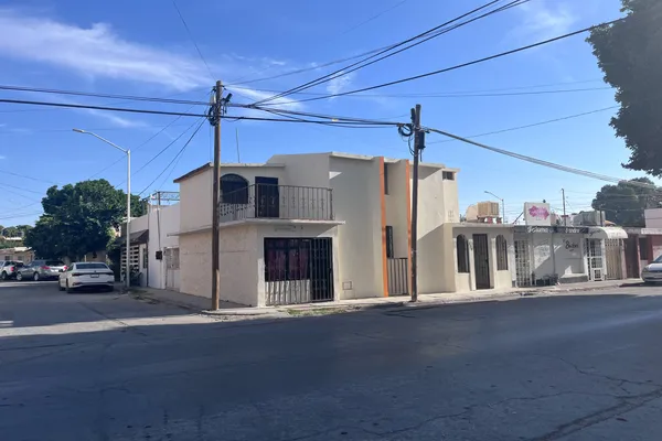 Foto de inmueble en Paseo Jacarandas Norte #138, Col. Villa Jacarandas C.P. 27110, Torreón