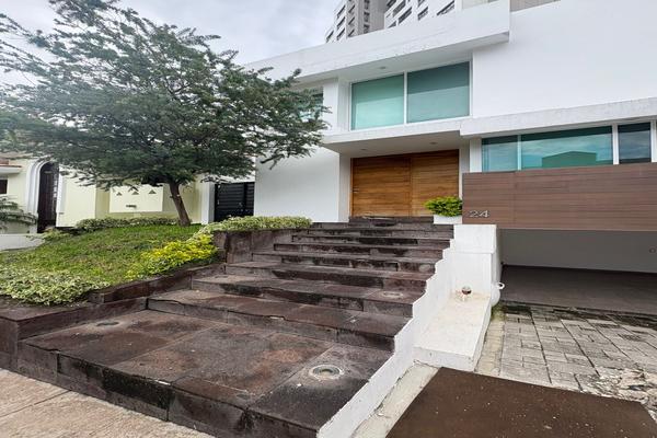 Foto de inmueble en Paseo Royal Country 5505, Col. Royal Country C.P. 45116, Zapopan